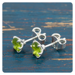 Mini silver earrings with peridot